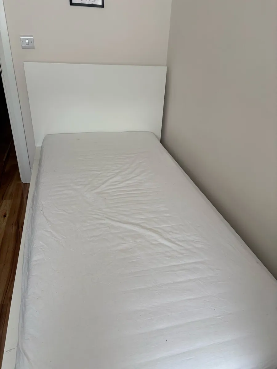 Single bed with mattress - Image 1