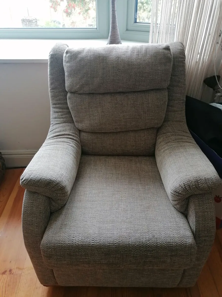 Beige  sofa and 2 armchairs  excellent condition - Image 4