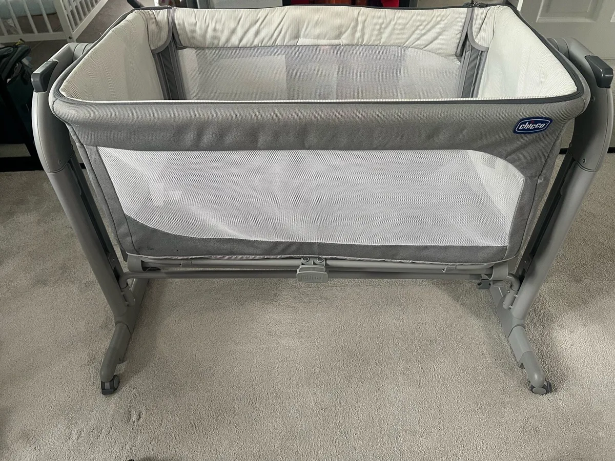 Baby Cot next to me - Image 1