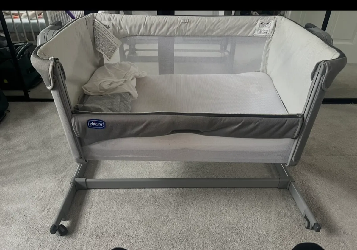 Baby Cot next to me - Image 2