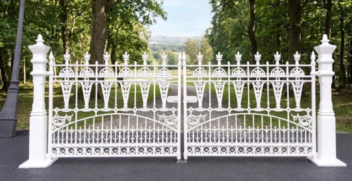 Cast iron gates with posts - Image 1