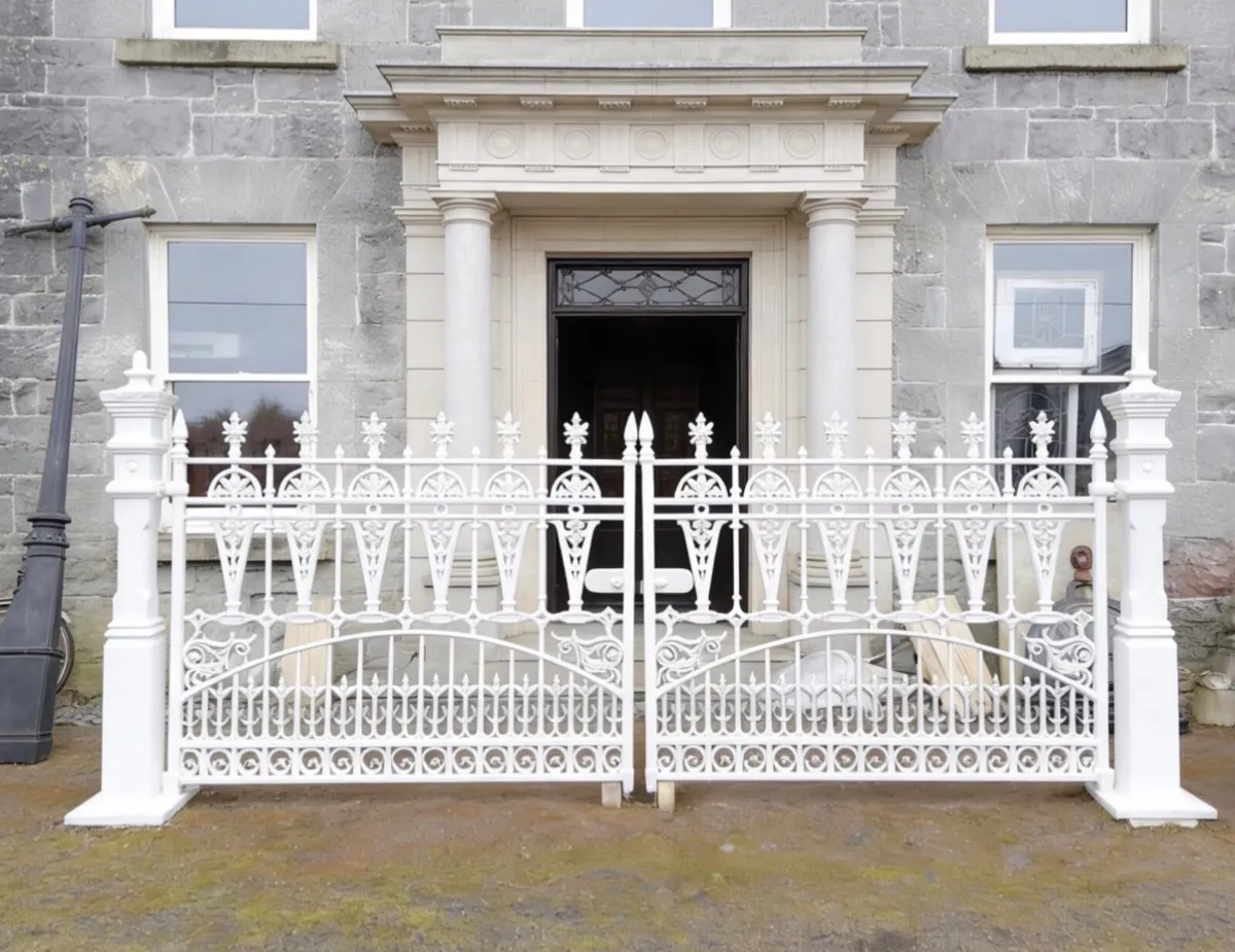 Cast iron gates with posts - Image 2