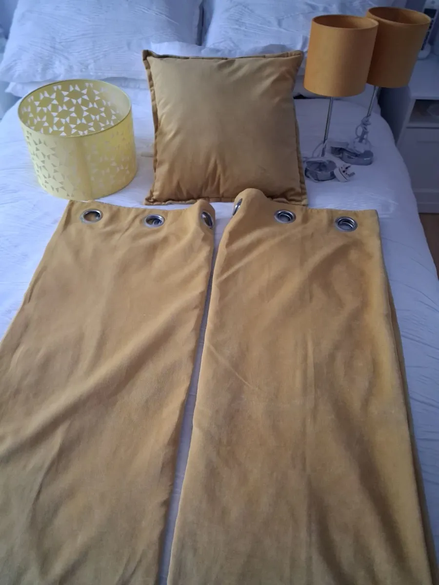 Curtains, lamps, light shade and cushion - Image 2