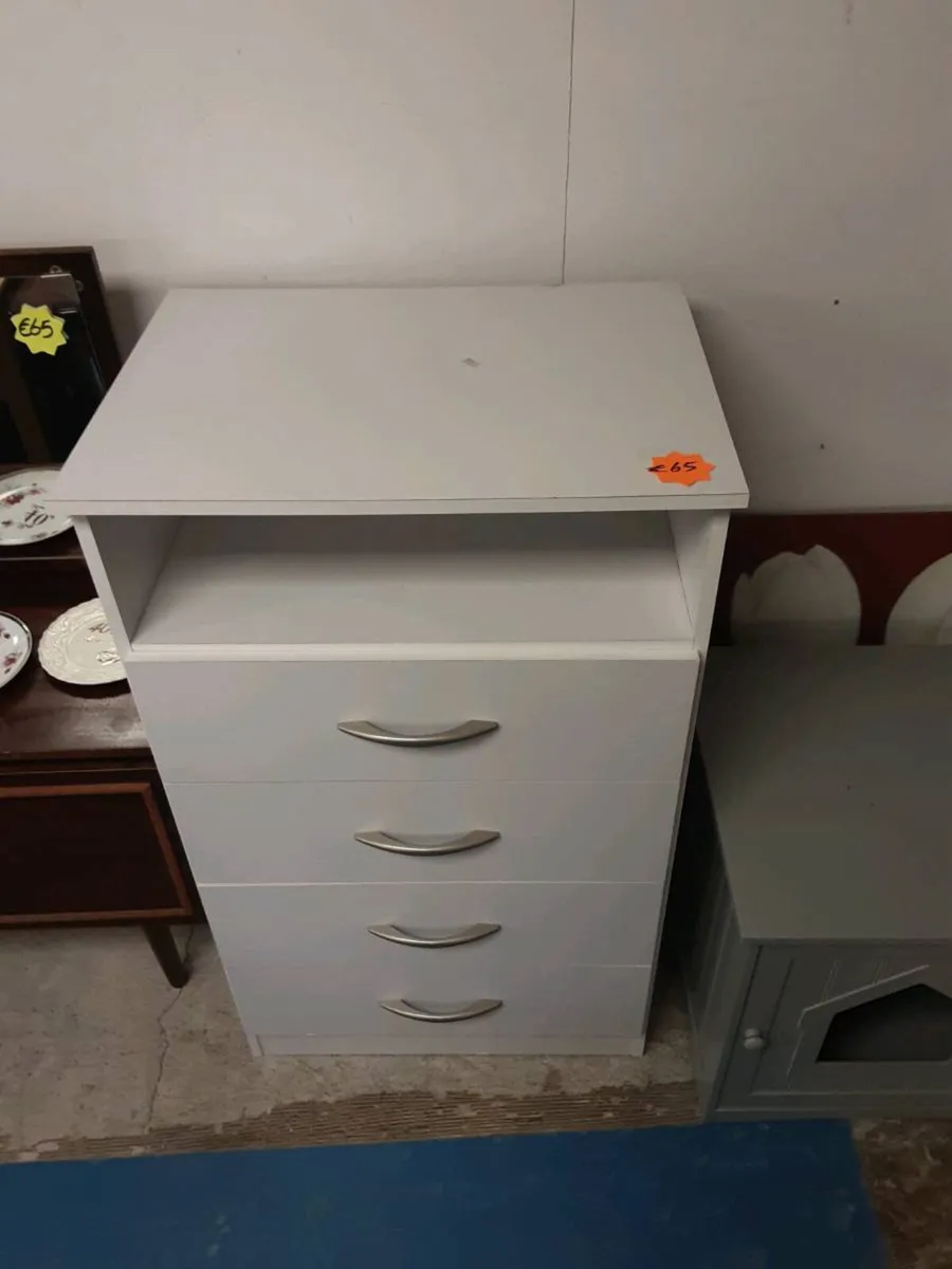 WHITE CHEST OF DRAWERS - Image 1