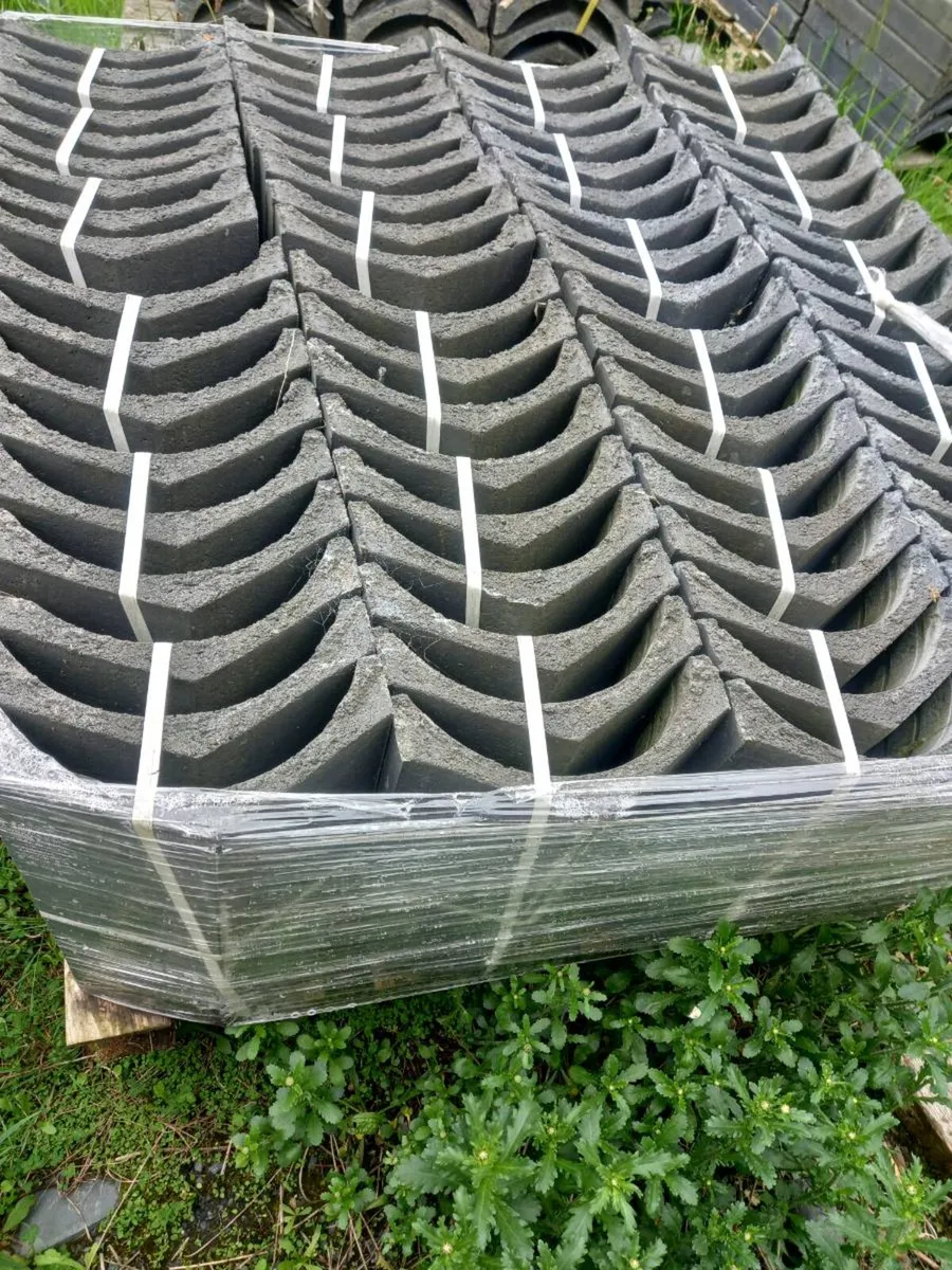 10paletts of  roof tiles plus matching ridges - Image 3