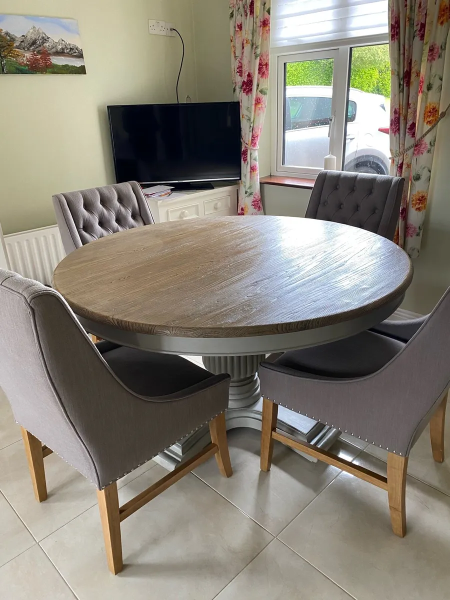 Table & 6 chairs - Image 1