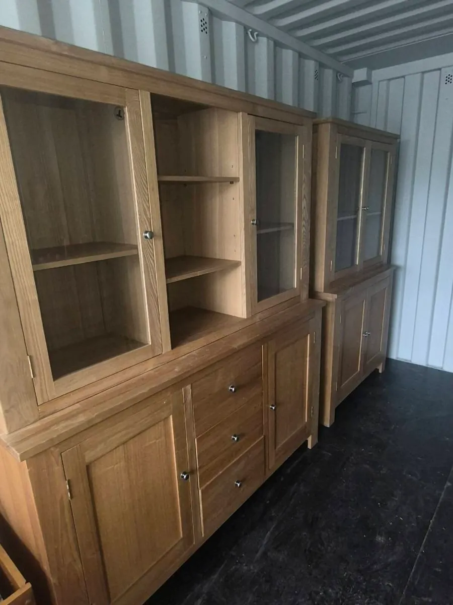 Solid oak kitchen Dressers 3x Door and 2 x Door un - Image 1