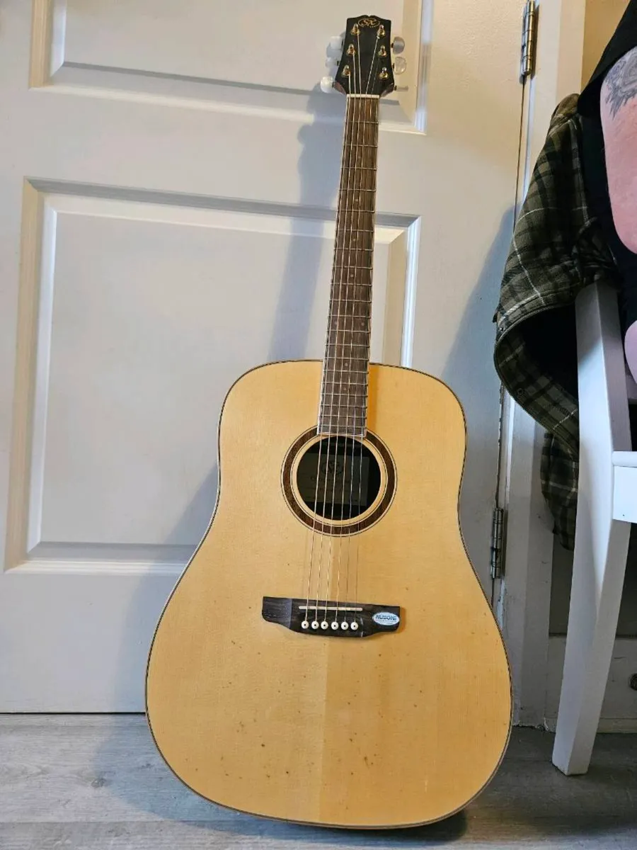 Guitar acoustic - Image 1