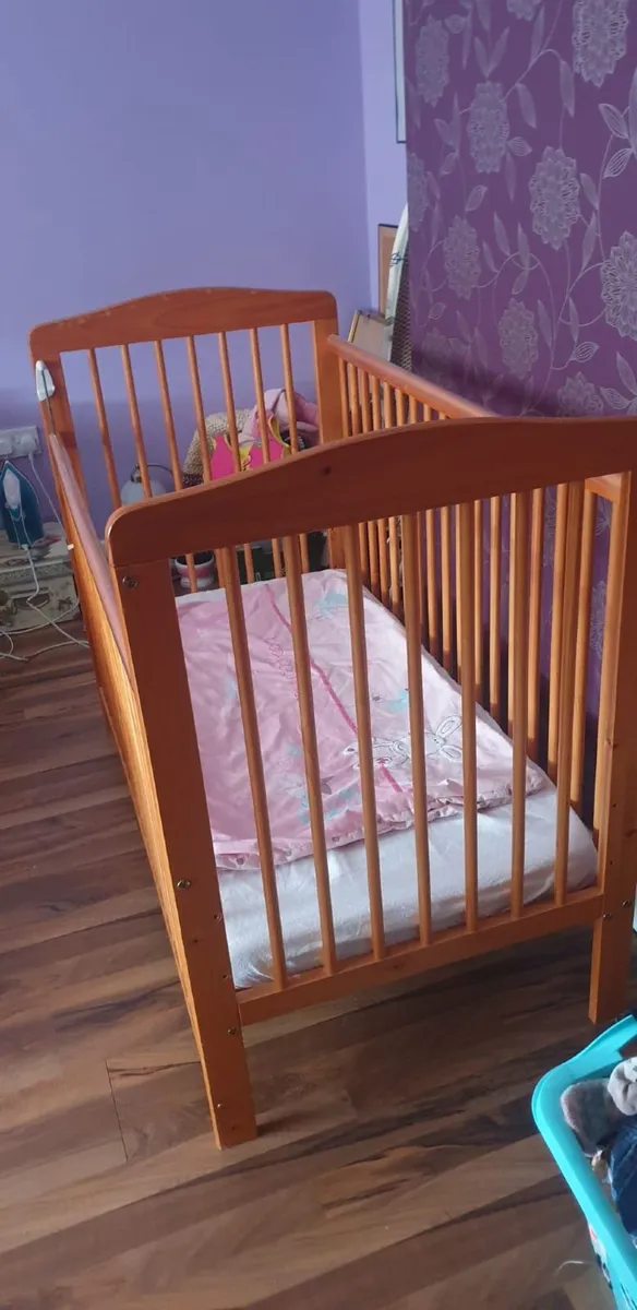Baby's Cot - Image 1