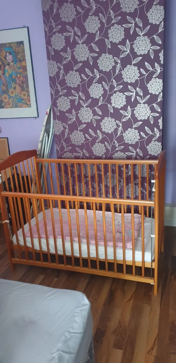 Baby's Cot - Image 2