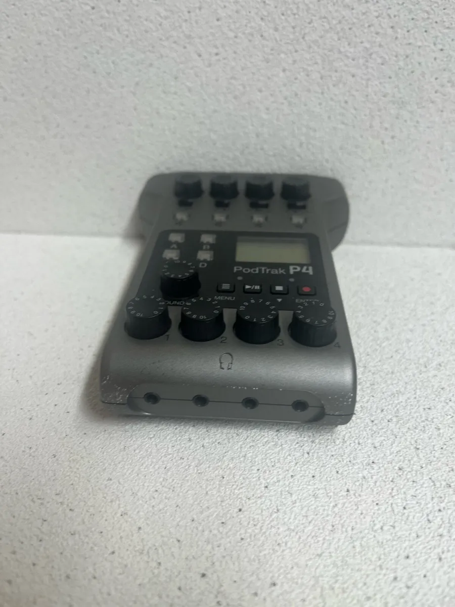 Zoom PodTrak P4 Portable Podcast Recorder - Image 4