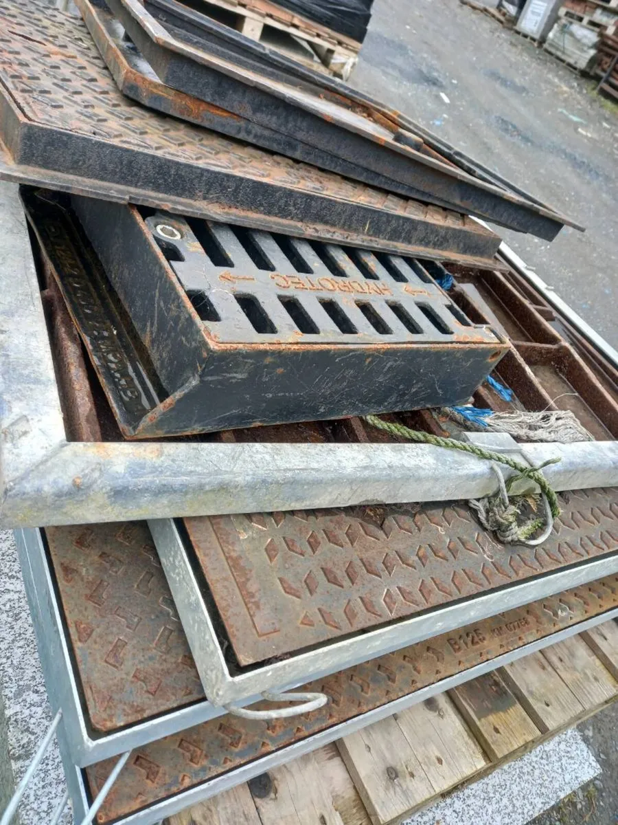 Heavy square steel cover for manholes