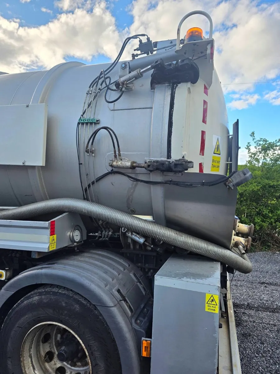 2015 Scania P360 8x4 VACUUM TANKER - Image 2
