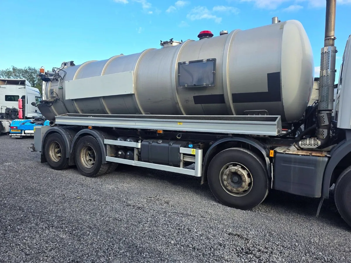 2015 Scania P360 8x4 VACUUM TANKER - Image 4