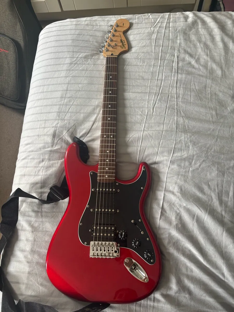 Squier electric guitar - Image 1