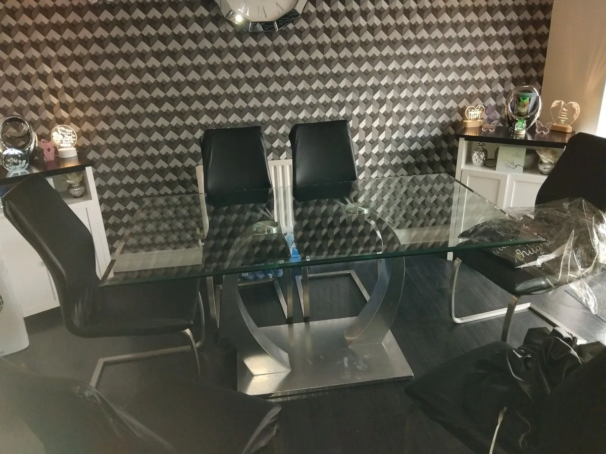 Kitchen table and 6 chairs - Image 1