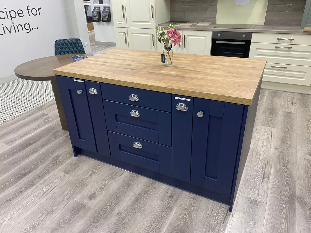 Kitchen Island - Image 1