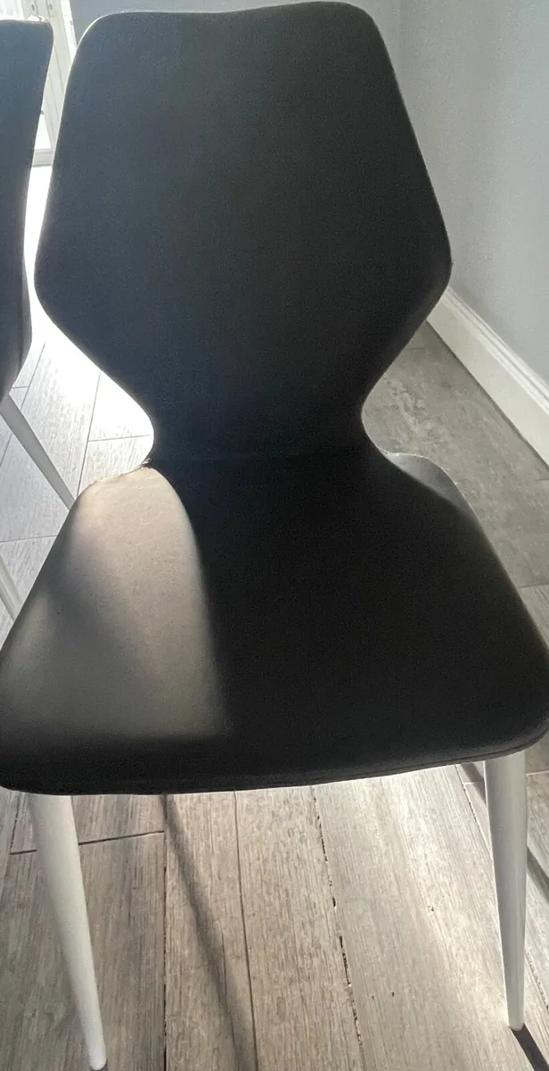 Dining Table and 6x Chairs - Image 2