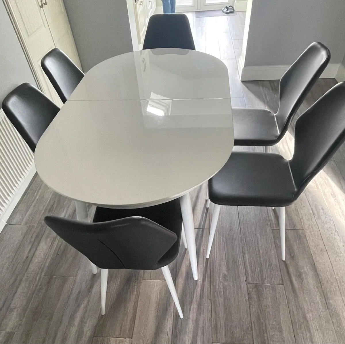 Dining Table and 6x Chairs - Image 1