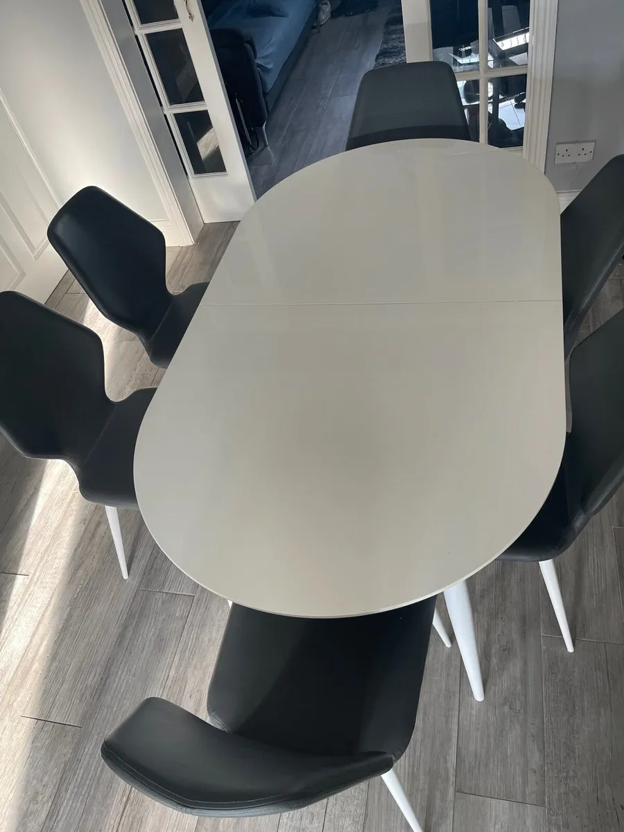 Dining Table and 6x Chairs - Image 3
