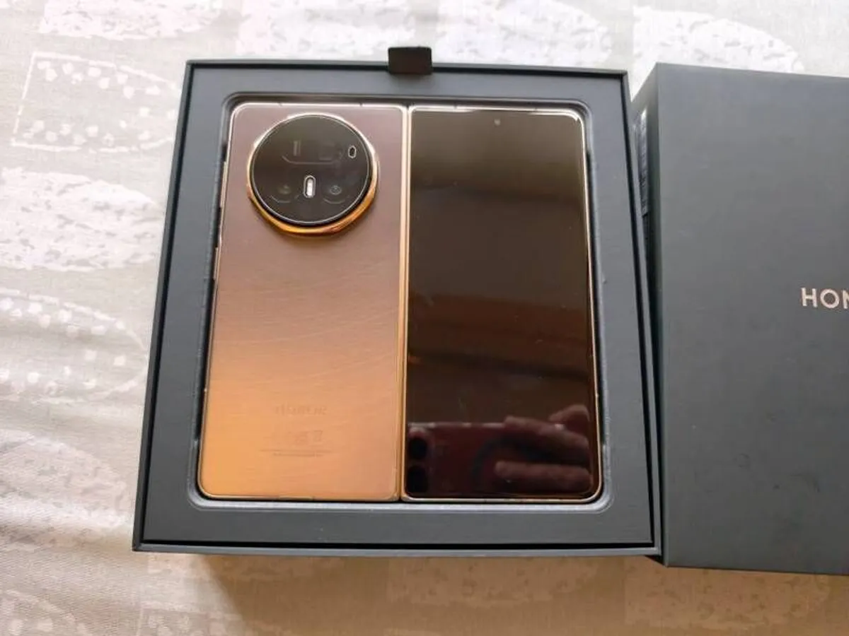 Honor Magic V5 16/512gb brand new ( 1 week used ) Dawn Gold, Trade-ins / Swaps Welcome - Image 3