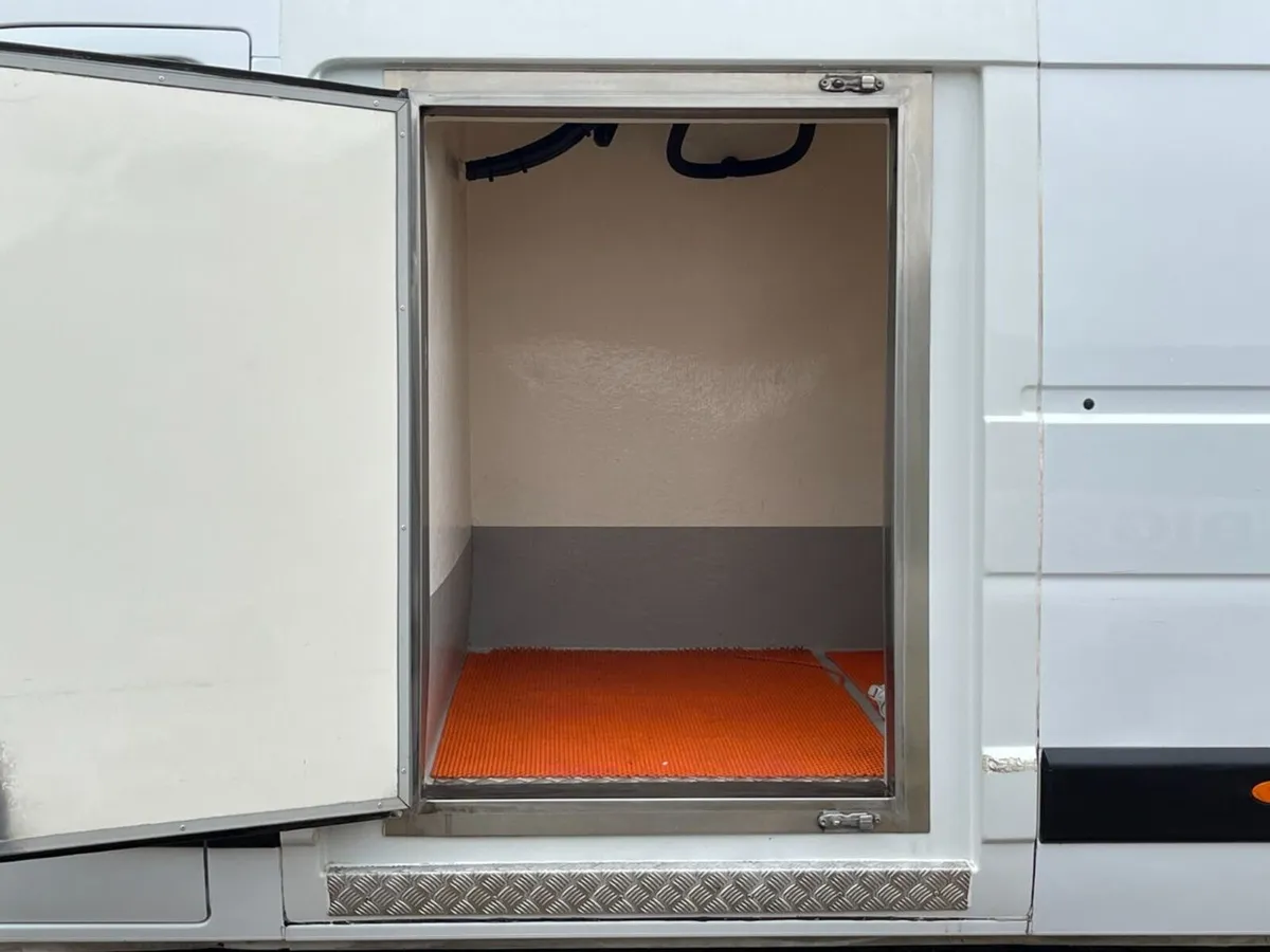 2018 Nissan NV400 Refrigerated Van - Image 4
