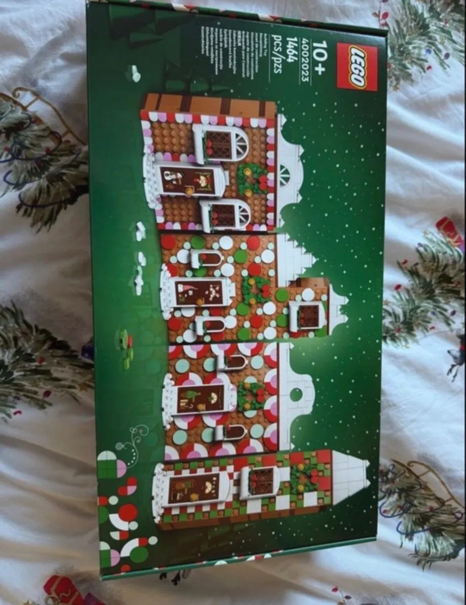 2024 lego gingerbread house employee exclusive set - Image 1