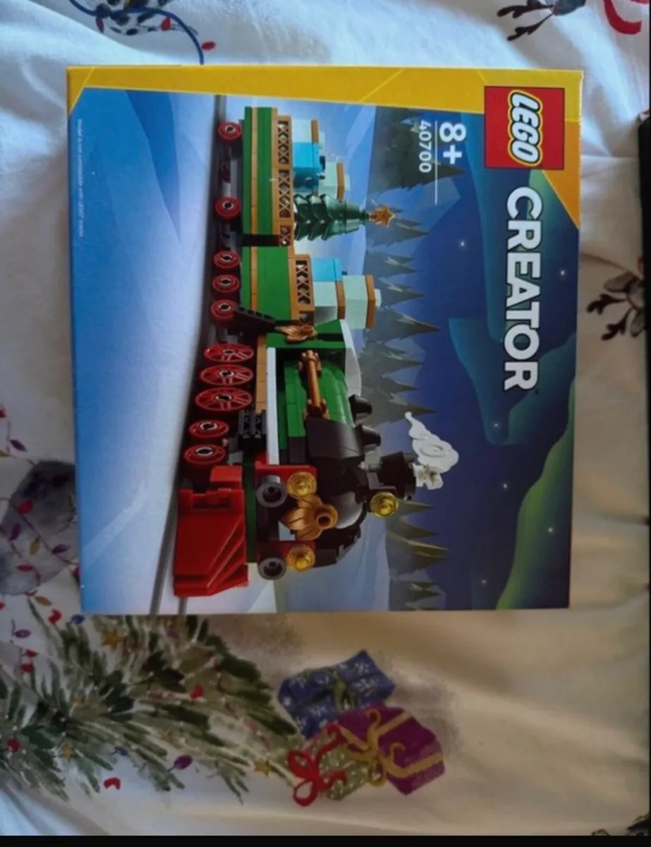 2024 lego gingerbread house employee exclusive set - Image 3