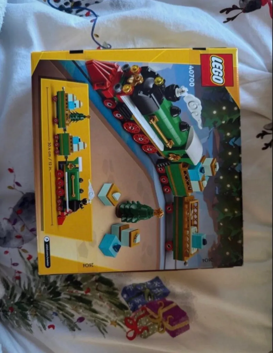 2024 lego gingerbread house employee exclusive set - Image 4