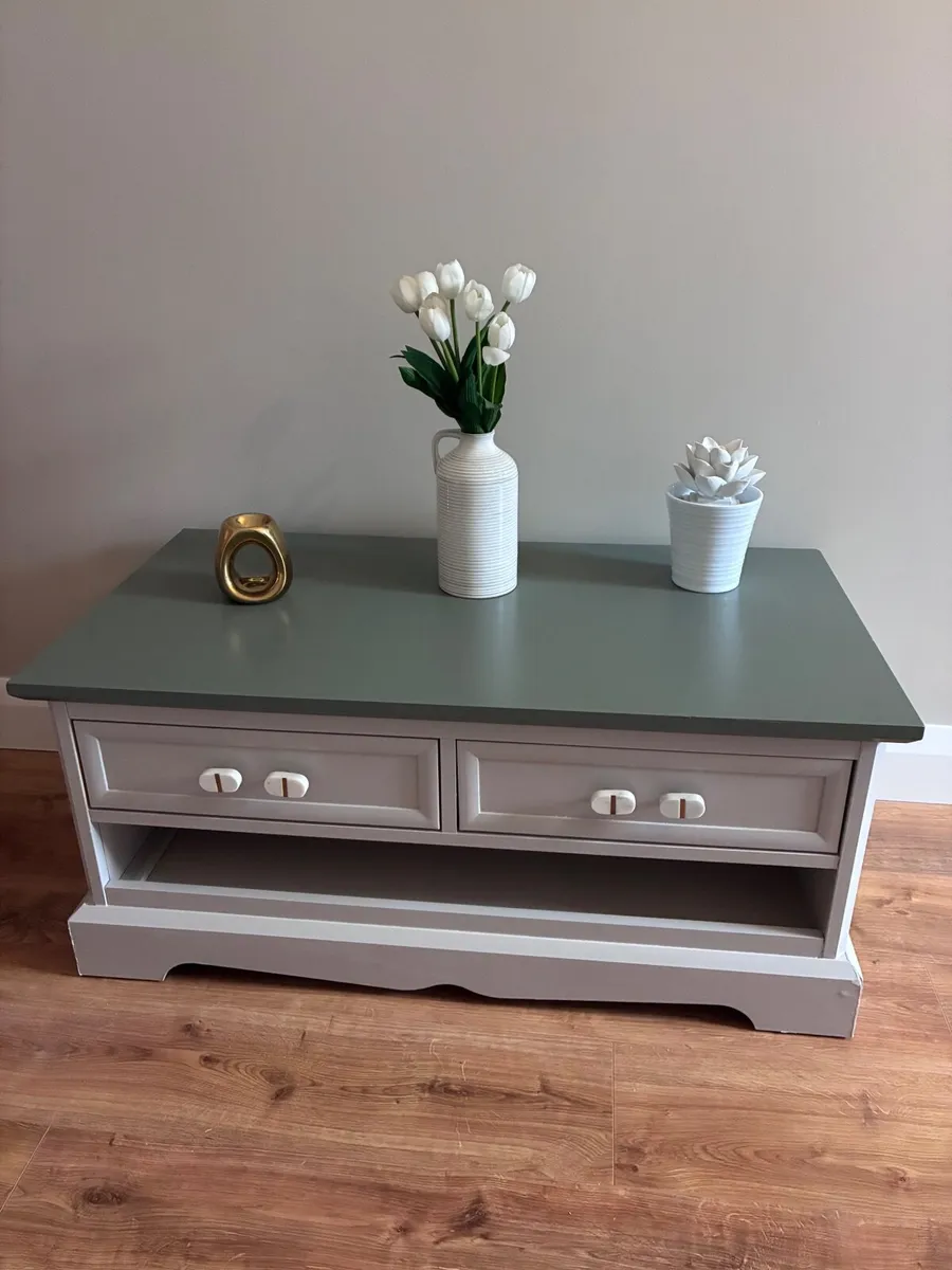 Solid coffee table - Image 1