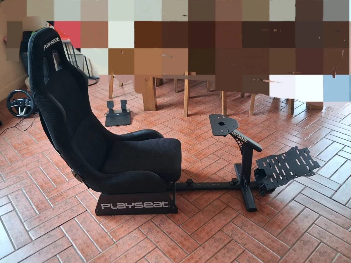 Steering wheel and pedals with gaming seat - Image 3