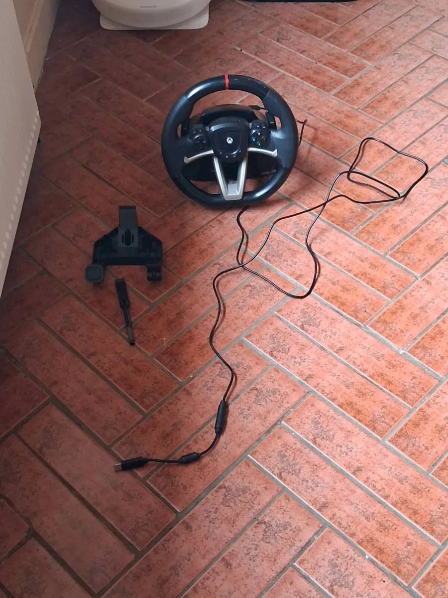 Steering wheel and pedals with gaming seat - Image 4