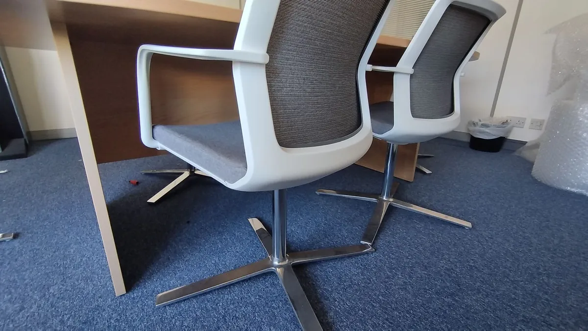6 Person Meeting Table + Chairs – Excellent cond. - Image 3