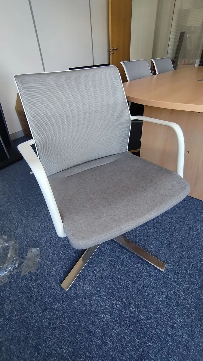 6 Person Meeting Table + Chairs – Excellent cond. - Image 4