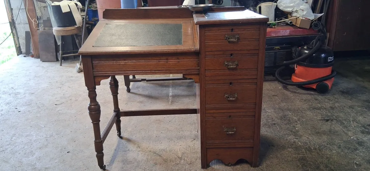 Antique desk - Image 1