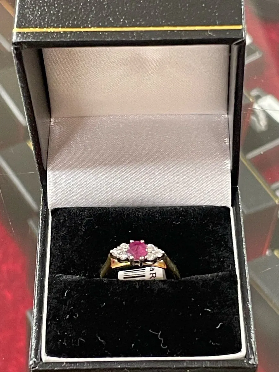 18k gold ring with ruby and diamonds - Image 1