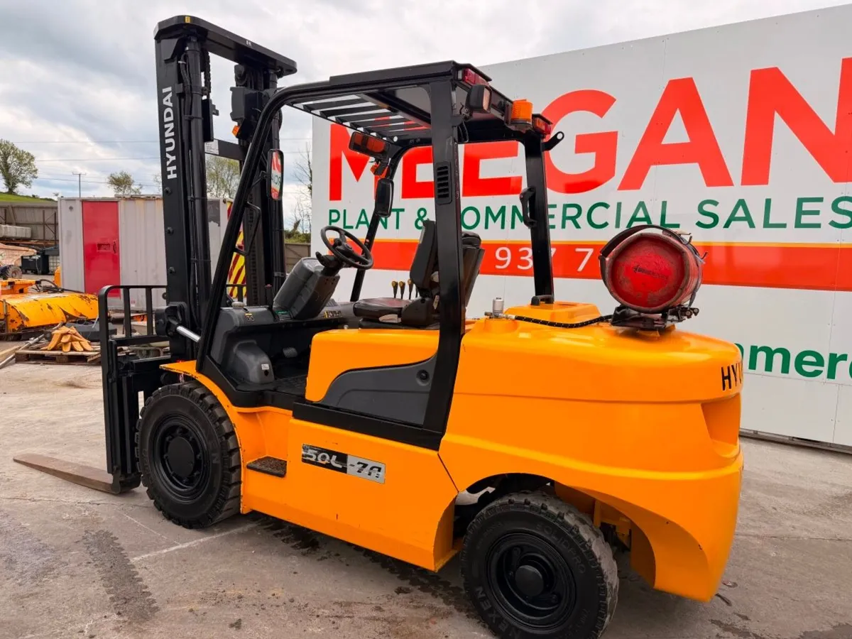 2018 HYUNDAI ... 5 TON GAS FORKLIFT ...822 hours - Image 4