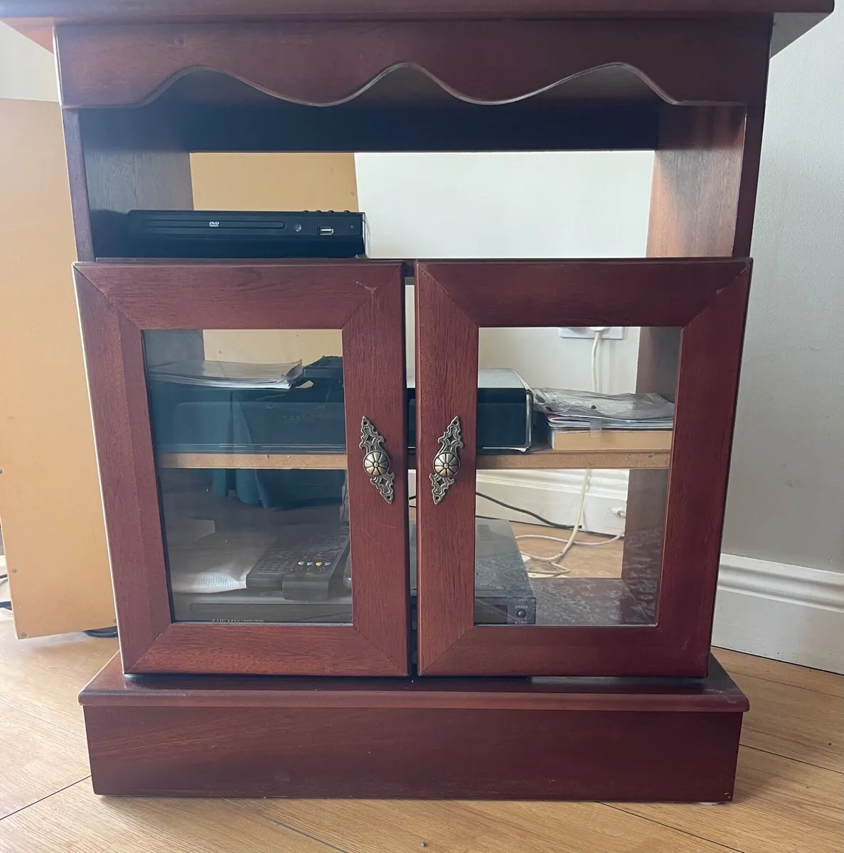 TV stand - Image 1