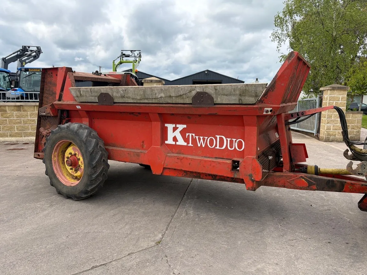 K two rear discharge dung spreader - Image 1
