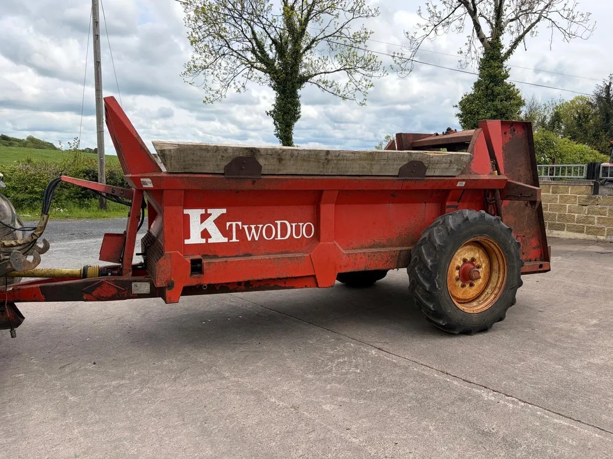 K two rear discharge dung spreader - Image 2