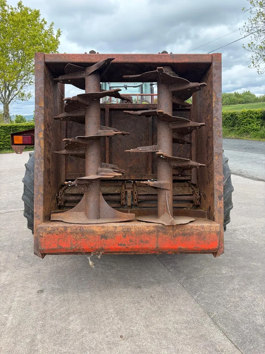 K two rear discharge dung spreader - Image 3