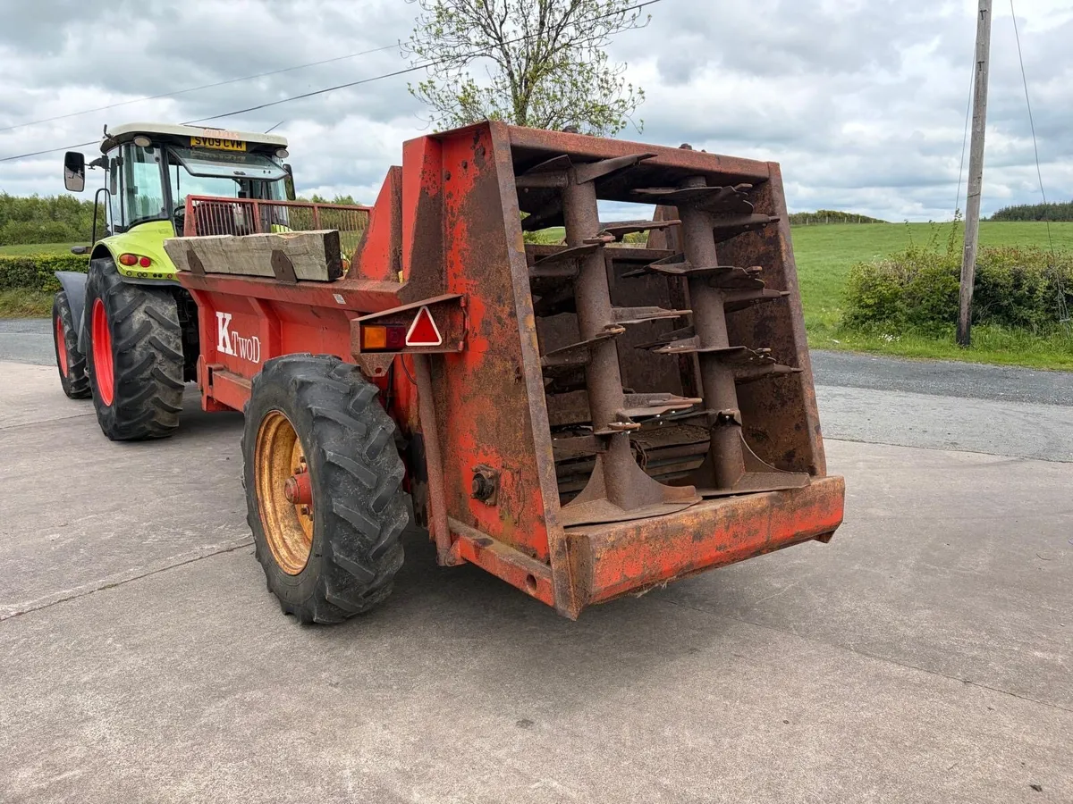 K two rear discharge dung spreader - Image 4