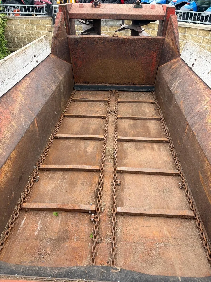 K two rear discharge dung spreader - Image 4
