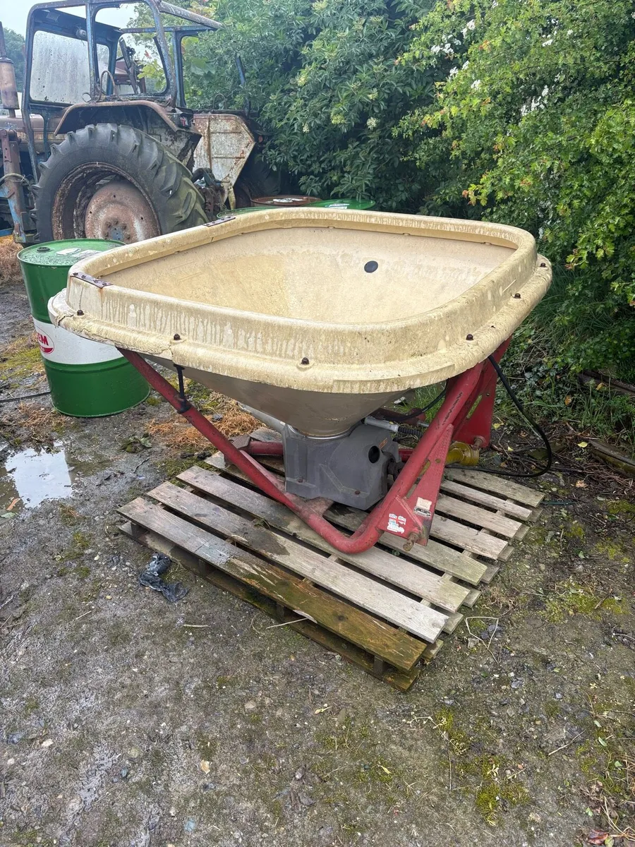 Fertlizer spreader - Image 1