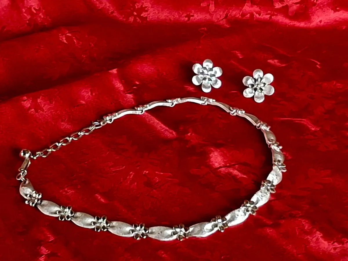 Vintage Signed Trifari Matching Set  ... - Image 1