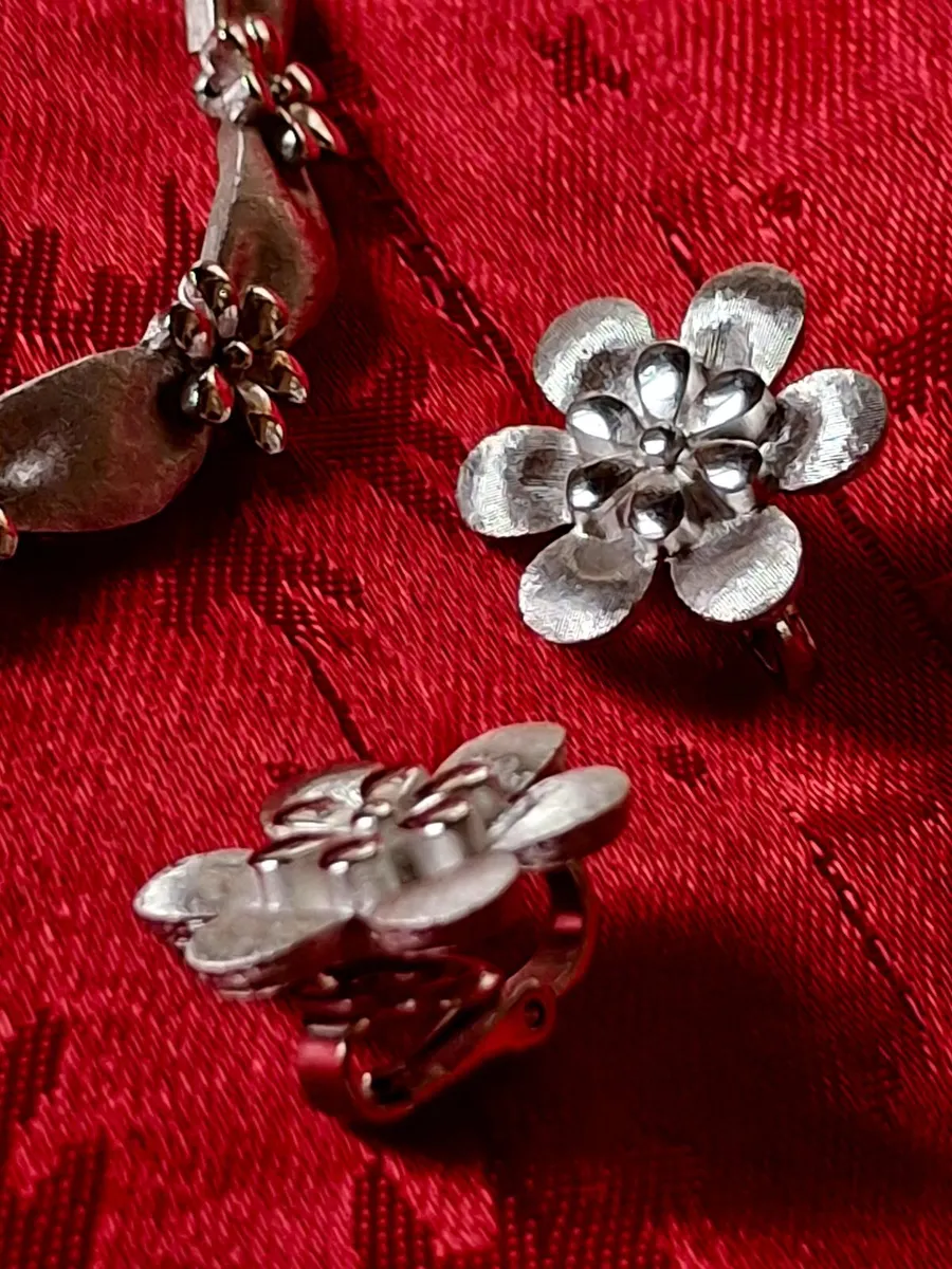 Vintage Signed Trifari Matching Set  ... - Image 3