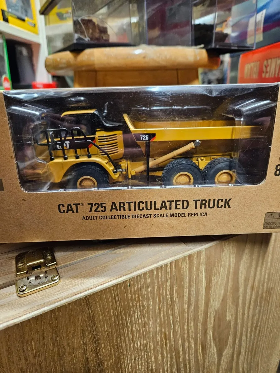 Corgi Diecast Master Caterpillar Articulated Truck - Image 2
