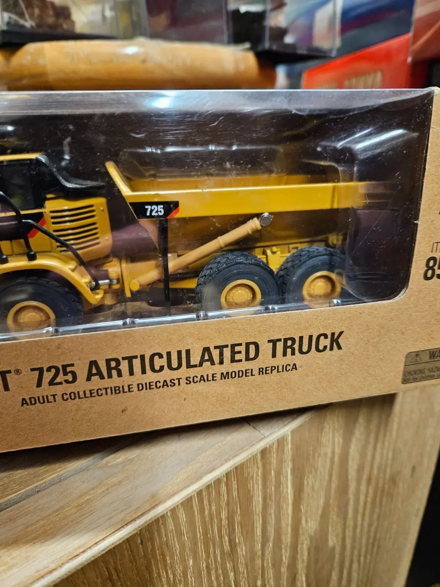 Corgi Diecast Master Caterpillar Articulated Truck - Image 4