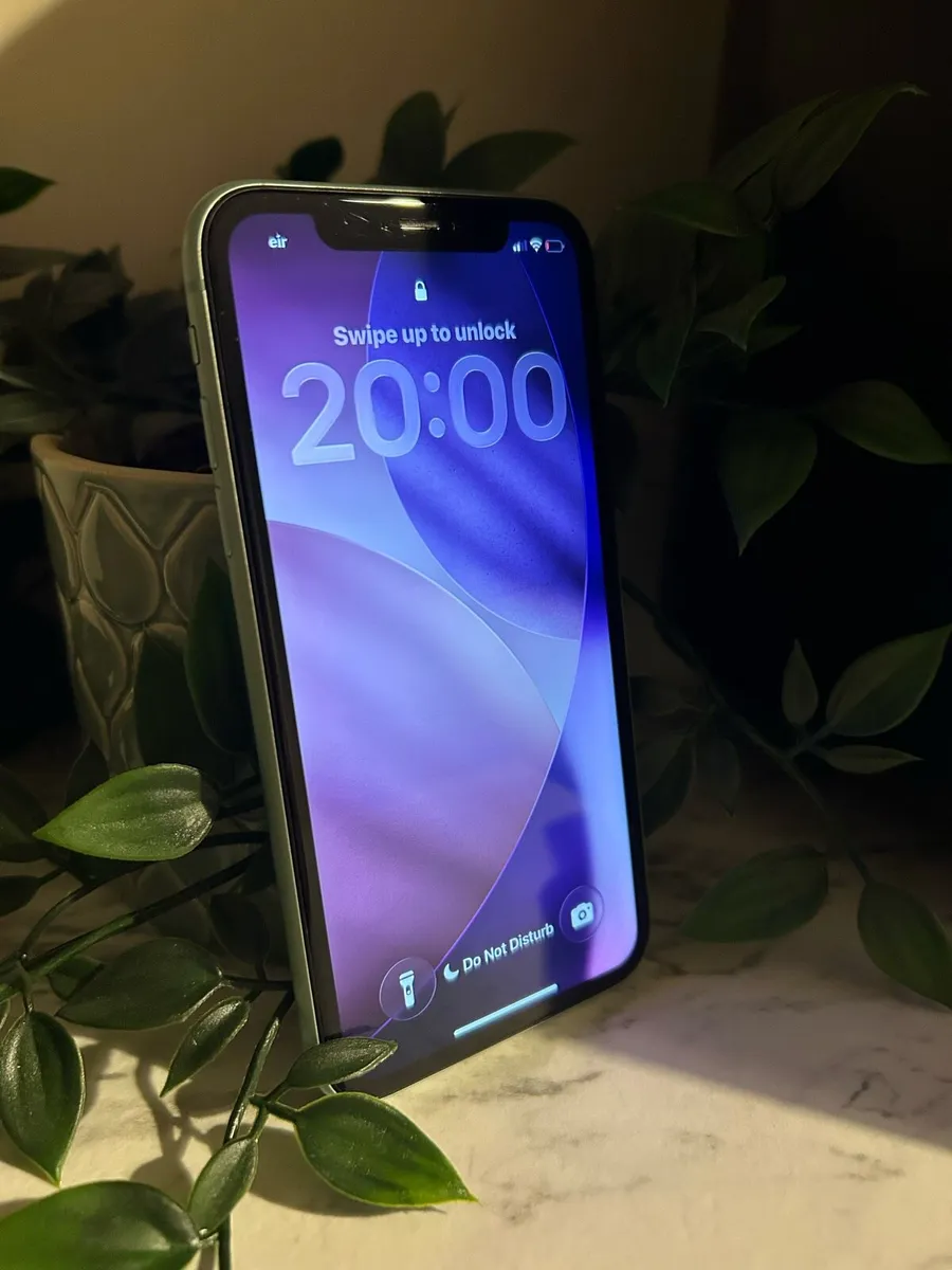 iPhone 11 64GB - Image 2