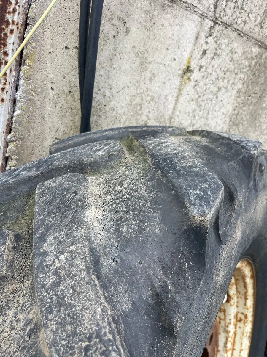 Rims and tyres to suit Ford 7810 - Image 2